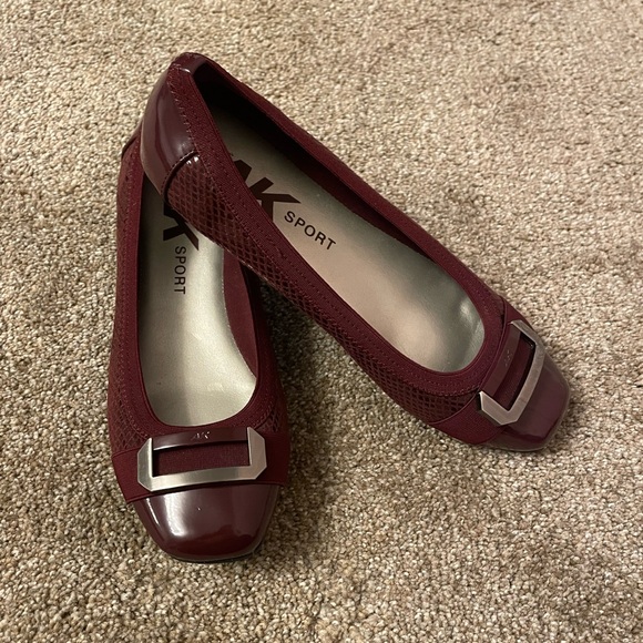 Women's AK Sport Burgundy Flats Size 8.5 M Like New Comfy - Picture 2 of 9